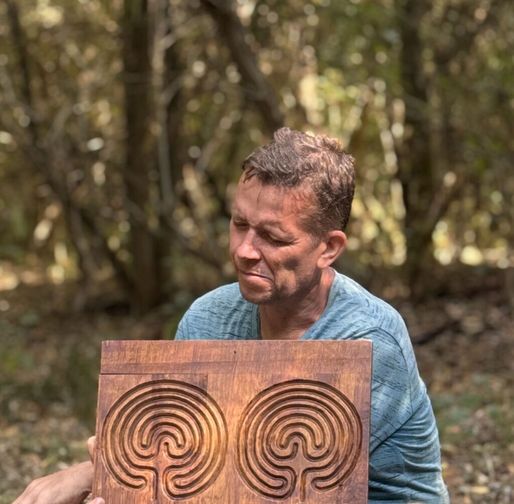 Itt éppen a Béndekpusztai labirintus építésének idejében tartok egy ujjlabirintust a kezemben.